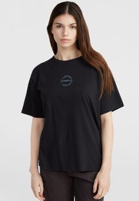 Sort bomulds T-shirt med rund halsudskæring og korte ærmer, prydet med et lille blåt rundt logo-design på brystet.