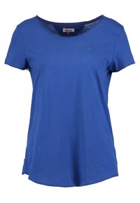 Blå kortärmad t-shirt i bomull. Har en rundad halsringning och en liten logo på bröstet. Rakt fåll med små sidofickor.