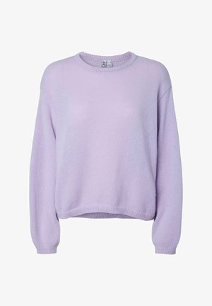 Fialkově fialový pletený svetr s kulatým výstřihem, pokleslými rameny a žebrovanými manžetami. Měkká textura a uvolněný střih, vhodný pro vrstvení.