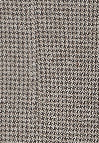 Tissu tissé gris avec une texture serrée et uniforme et un motif chevron subtil, idéal pour le rembourrage ou les applications vestimentaires.