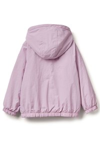 Giacca impermeabile rosa chiaro con cappuccio, polsini elasticizzati e orlo arricciato. Realizzata in tessuto leggero e liscio con cuciture minime.