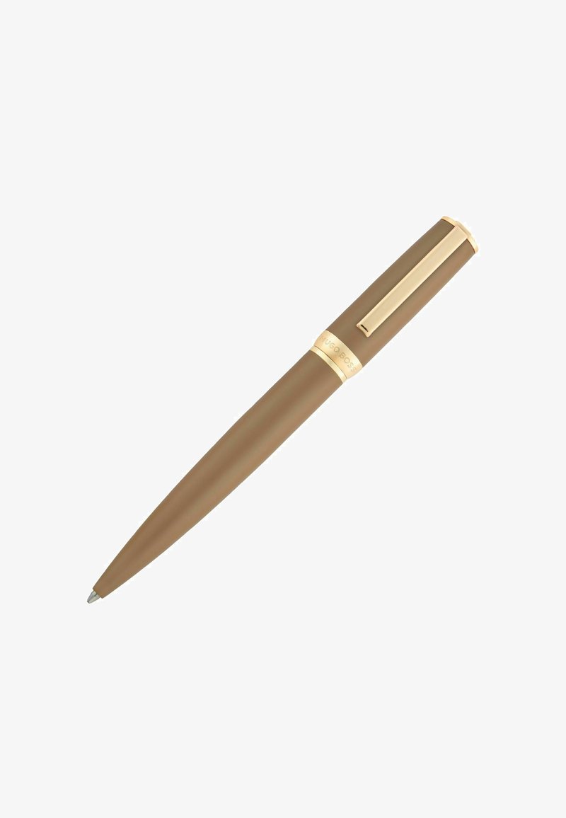 Penna a sfera marrone con clip e rifiniture dorate, con la scritta "Hugo Boss" incisa sulla fascia dorata vicino al cappuccio.