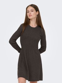 Robe en maille côtelée gris foncé avec manches longues, encolure ronde, corsage ajusté et jupe évasée. Texture douce et longueur mi-mollet.