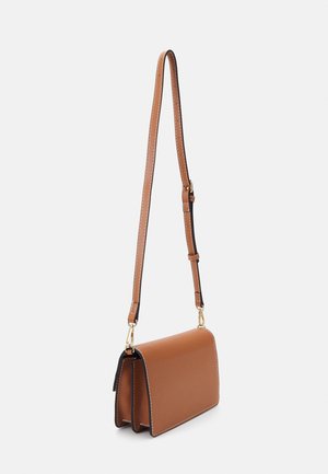 Sac bandoulière en cuir marron avec bandoulière réglable, fermoirs dorés et conception à double compartiment sur fond uni.