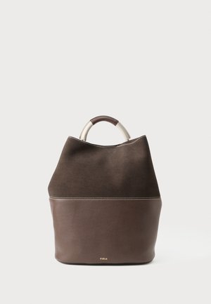 Bruine leren en suède handtas met afgeronde metalen accenten aan het handvat en een gouden Furla-logo gecentreerd aan de onderkant.