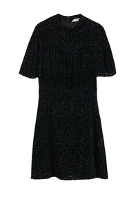Černé šaty s krátkým rukávem, jemným texturovaným vzorem lístků, vypasovaným pasem a kulatým výstřihem, zip na zadní straně.