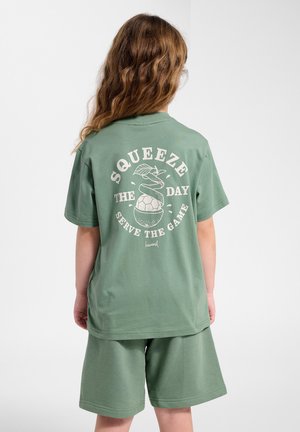 Hummel, HUMMEL HMLJR REG GRAPHIC T-SHIRT S/S UNISEX - T-Shirt print - green bay