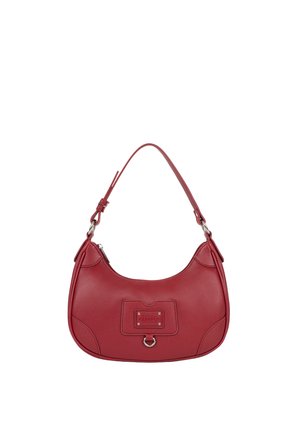 Sac à épaule en cuir rouge avec forme incurvée, bandoulière réglable, patch avant avec plaque de marque et détail anneau argenté.