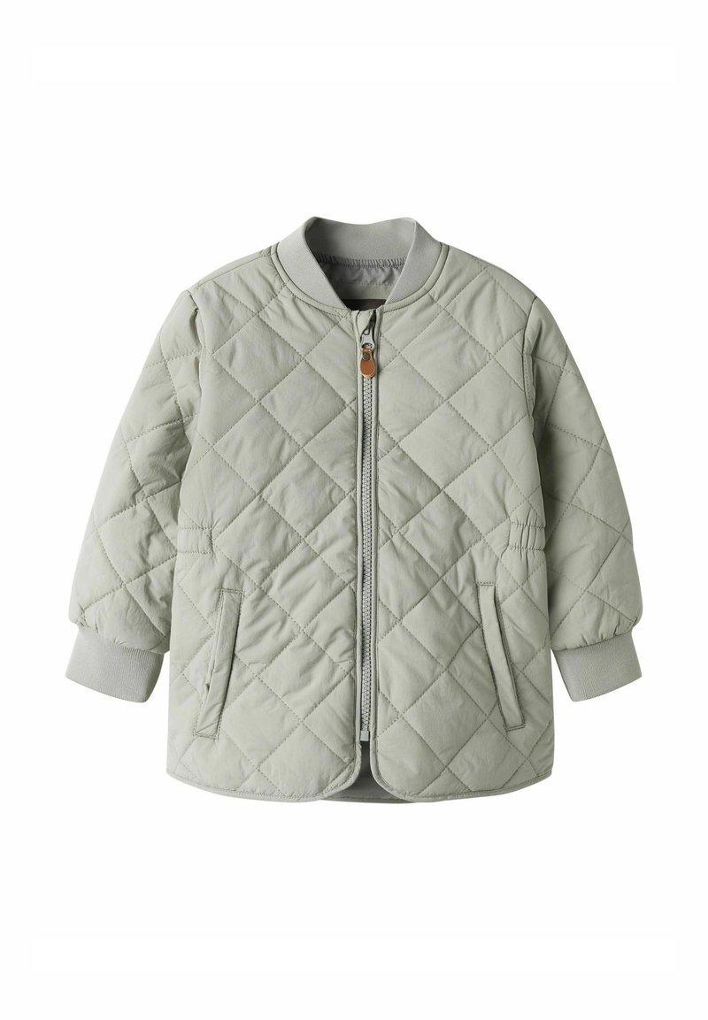 Veste bomber matelassée vert clair avec fermeture éclair sur le devant, col et poignets côtelés, deux poches latérales et ourlet arrondi. Texture douce et lisse.