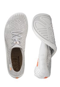 Szare dzianinowe buty wsuwane z białą gumową podeszwą. Posiadają dopasowane sznurówki i pomarańczowe akcenty. Miękka tekstura z opływowym kształtem.