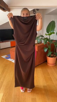 Vestido castanho sem mangas com design drapeado, tecido suave e cintura ajustada. Etiqueta visível na gola.