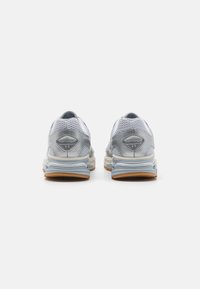 Under Armour APPARITION - Sneaker low - metallic silver/mod gray