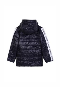 Giacca puffer blu navy con cappuccio, caratterizzata da cuciture orizzontali, tessuto lucido e accenti laterali bianchi con la scritta "BUGATTI."