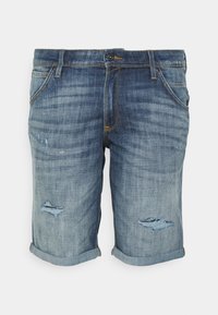 Pantalones cortos de mezclilla en azul claro a medio, con un acabado desgastado. Presenta áreas desteñidas y dobladillos, cinco bolsillos y un cierre de botón.