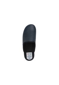 Scarpa da interno blu scuro slip-on con tomaia liscia simile alla pelle e suola testurizzata. Presenta una soletta imbottita per il comfort e nessuna ferramenta visibile.