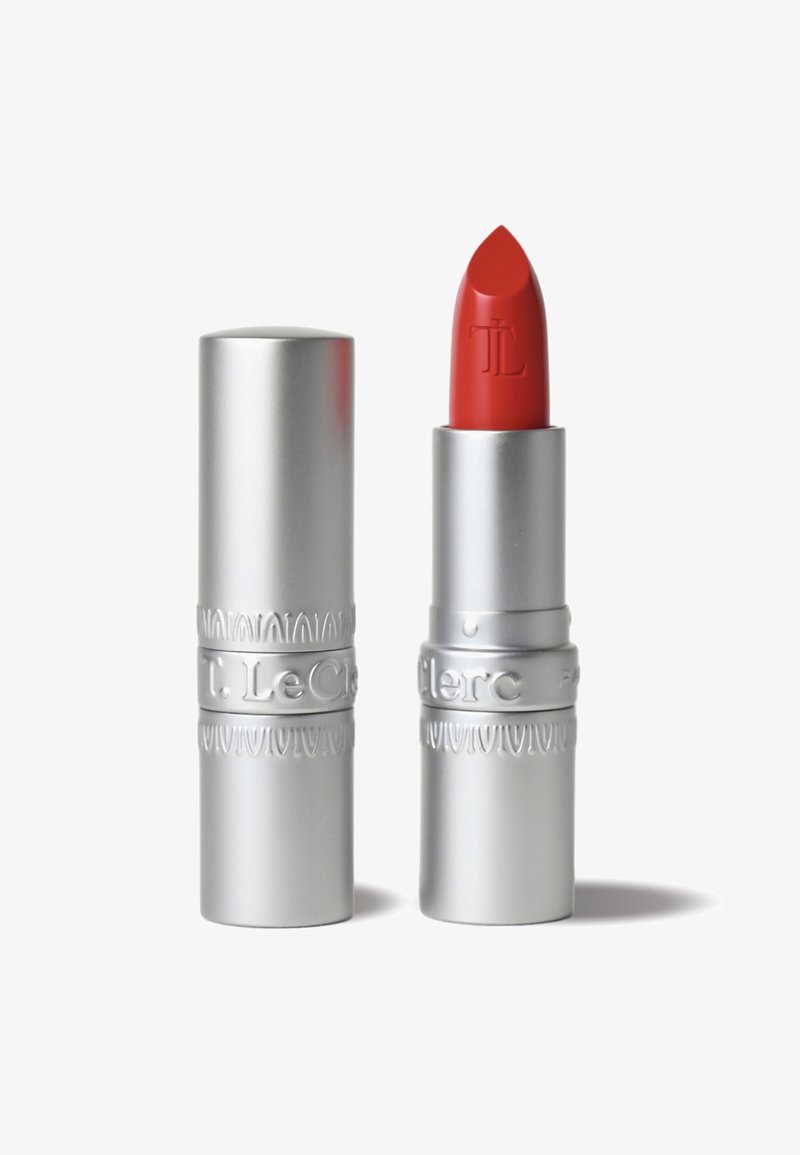 Roter Lippenstift in einer metallischen silbernen Hülse. Die Hülse weist ein geprägtes Design auf und ist teilweise geöffnet, sodass die Lippenstiftmine mit einer spitzen Spitze sichtbar ist.