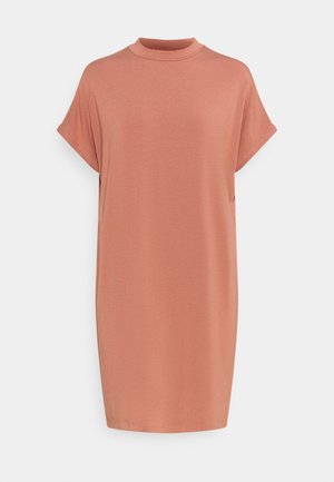 Luźna sukienka do kolan z krótkim rękawem w stonowanym terakotowym kolorze, z wysokim kołnierzykiem i prostym, niezdobionym wzorem na białym tle.