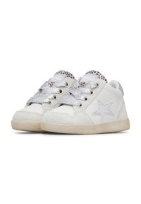 Scarpe per bambini di colore bianco con lacci argentati, dettaglio a stella sul lato e linguetta in stampa leopardata, su sfondo bianco.