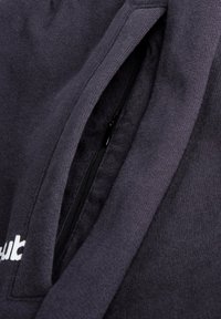 Dunkelgrauer Hoodie mit glatter Textur, ausgestattet mit einer schwarzen Reißverschlusstasche und einem weißen gestickten Logo. Nahaufnahme der Stoffdetails.