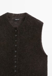 Dunkelbrauner, gestrickter ärmelloser Cardigan mit Rundhalsausschnitt und einer Reihe schwarzer Knöpfe vorne.