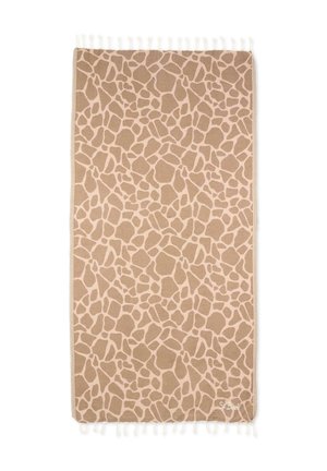 Prostokątny ręcznik w beżowym i jasnobrązowym kolorze z wzorem przypominającym żyrafę oraz białymi frędzlami na obu końcach.