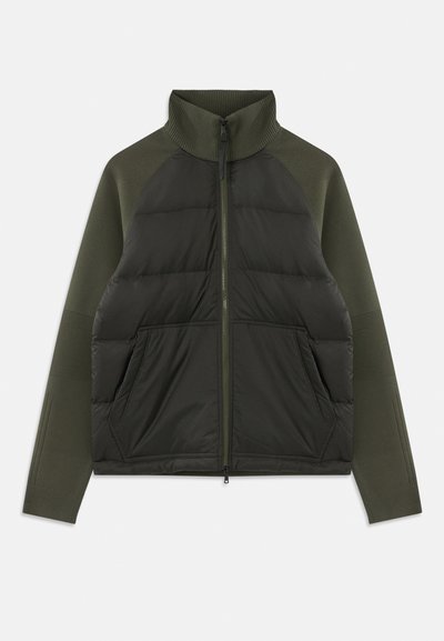 Σκούρο πράσινο φούτερ με φερμουάρ και επενδεδυμένο μπροστινό πάνελ, πλεκτά μανίκια, ψηλό γιακά και μπροστινές τσέπες σε λευκό φόντο.