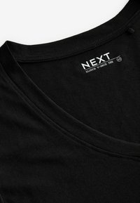 REGULAR FIT -SLOUCH V-NECK - Tricou cu imprimeu - black