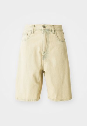 Pantaloni shorts in denim giallo chiaro con vita alta, dotati di passanti per cintura, chiusura a bottone frontale e tasche laterali. Tessuto morbido e taglio dritto.