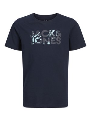 Mørk marineblå bomulls-T-skjorte med grafisk trykk med teksten "JACKS&JONES" i forskjellige nyanser av grått og lyseblått.