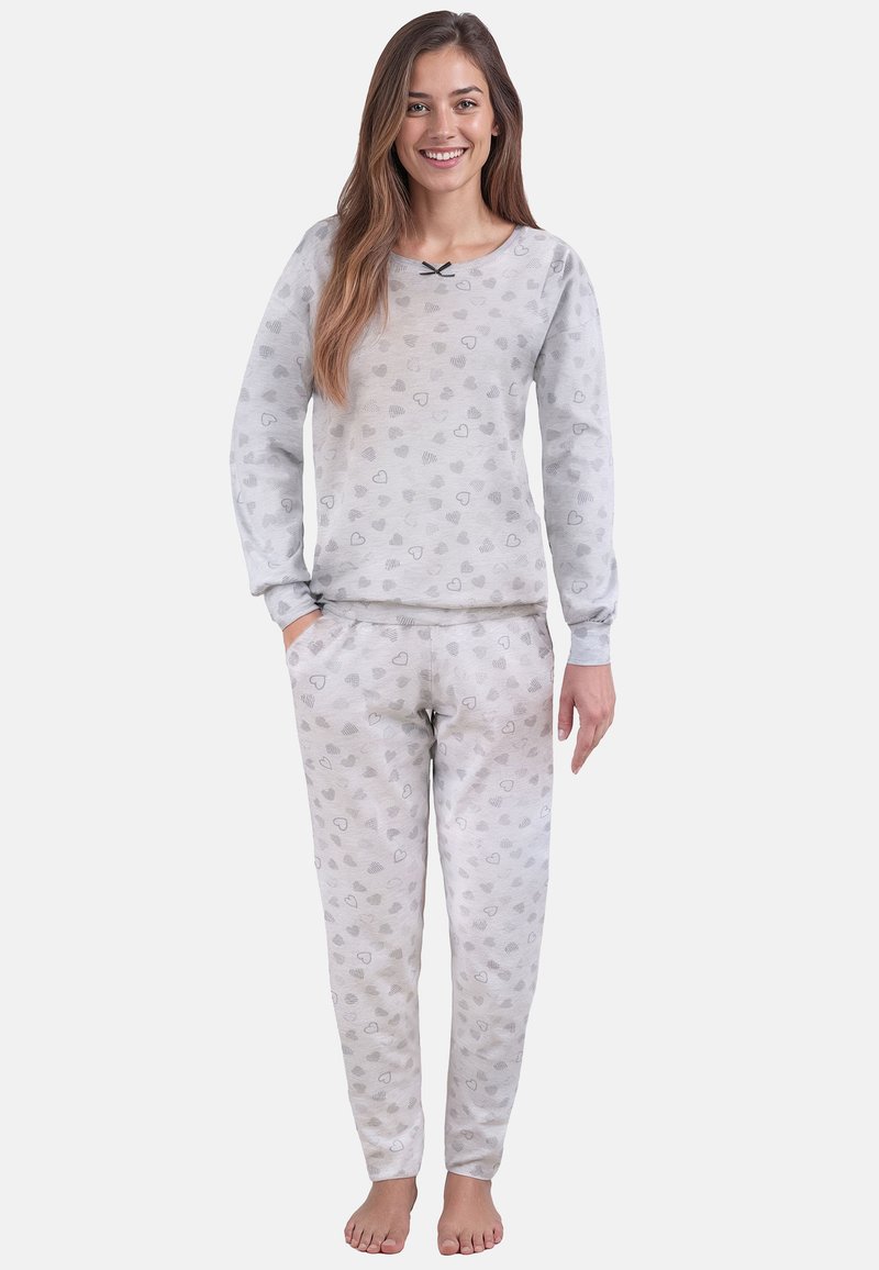 Harmaa pyjamapaketti, johon kuuluu pitkähihainen paita, jossa on sydänkuvioita ja pieni nauhat yksityiskohta, sekä matching elastiset vyötäröhousut.