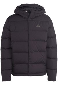 Schwarze Steppjacke mit Kapuze, gestepptem Design, vorderem Druckknopfverschluss und dezentem Logo-Akzent auf der oberen linken Seite. Weicher, isolierter Stoff.