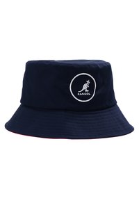 Cappello a secchiello navy realizzato in morbido tessuto, con una larga visiera e il logo "Kangol" ricamato in bianco all'interno di un contorno circolare.