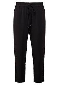 Svarta joggerbyxor med elastisk midja, justerbar dragsko och uppvikta nederkanter. Tillverkade av ett mjukt, lätt material.