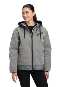 Grau gepolsterte Jacke mit einem gesteppten unteren Teil, einer schwarzen Kapuze, Reißverschlusstaschen und verstellbaren Kordelzügen. Merkmale kontrastierender Nähdetails.