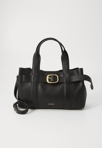 Schwarze Lederhandtasche mit strukturiertem Design, doppelten oberen Griffen, goldfarbenem Schnallenakzent und geprägtem Markenlogo auf der Vorderseite.