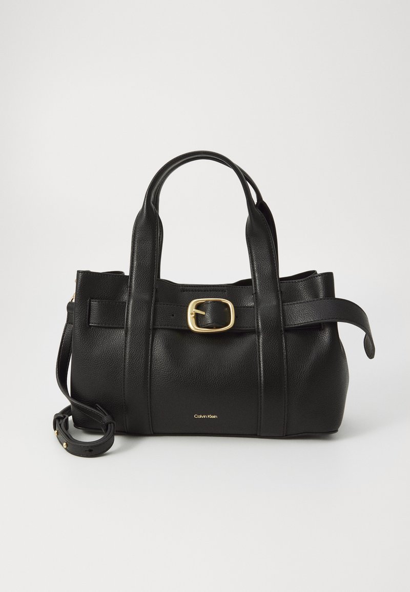 Schwarze Lederhandtasche mit strukturiertem Design, doppelten oberen Griffen, goldfarbenem Schnallenakzent und geprägtem Markenlogo auf der Vorderseite.
