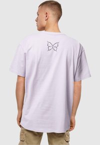 Merchcode PRING HEAVY  - T-shirt print - lilac