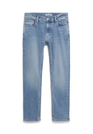 Jeans en denim bleu clair avec une coupe droite, cinq poches et des détails de whiskering subtils. Fini avec des coutures contrastantes et une fermeture à glissière.