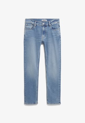 Helle blaue Denim-Jeans mit geradem Schnitt, fünf Taschen und subtilen Auswaschungen. Abgeschlossen mit kontrastierenden Nähten und einem Reißverschluss.