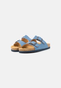 Sandales bleu clair avec deux sangles ajustables, semelle en liège et semelle extérieure en caoutchouc noir. Matériau supérieur texturé, design ouvert.