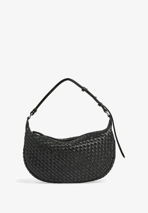 Geweven zwarte leren handtas met een gebogen vorm, slanke bovenhandvat en ritsluiting, met een gestructureerd oppervlak en naadloos ontwerp.