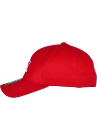 Piros baseball sapka ívelt szivarral, texturált anyagból készült. Elöl hímezett logóval és szellőzőlyukakkal rendelkezik.