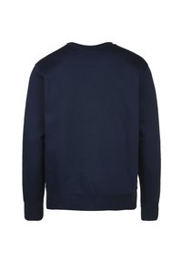 Sudadera azul marino, mezcla de algodón, cuello redondo, mangas largas, pantalones y puños de canalé, textura suave, diseño minimalista sin logotipos ni patrones visibles.