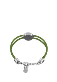 Pulsera de cuero verde con dos hebras, herrajes en tono plata, pieza central ovalada y un charm con etiqueta metálica unido a un cierre de cadena.