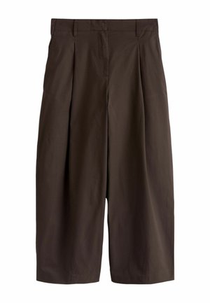 Dunkelbraune, weit geschnittene, knöchellange Hose mit vorderen Falten und Gürtelschlaufen, gefertigt aus glattem Stoff.