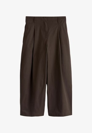 Pantaloni maro închis, largi, cu croială scurtă, cu pliuri frontale și bucle pentru curea, realizați dintr-un material neted.