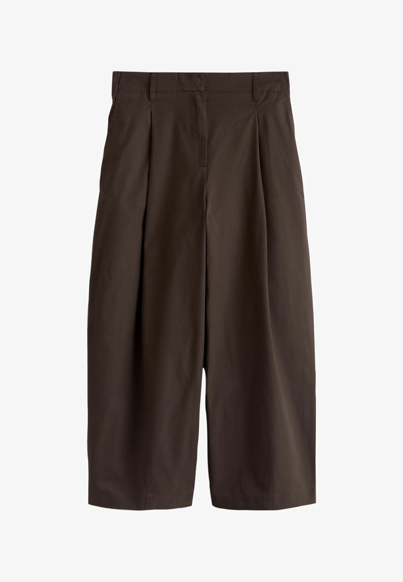 Donkerbruine, wijd uitgesneden cropped broek met voorvouwen en lussen voor een riem, gemaakt van gladde stof.