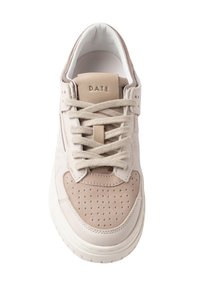 Sneaker bianca e beige con tomaia in pelle e camoscio, punta perforata, design con lacci e logo del marchio in rilievo sulla linguetta.
