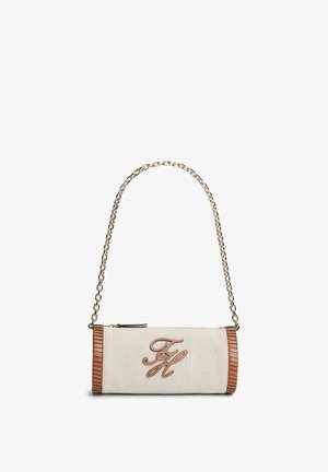 Beigefarbene zylindrische Handtasche mit braunem Lederbesatz, goldener Kettenriemen, Reißverschluss und stilisiertem "FH"-Logo vorne.