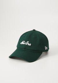 Zöld baseball sapka texturált anyagból, a elején fehér hímzett "New Era" logóval és egy kis logóval az oldalon.